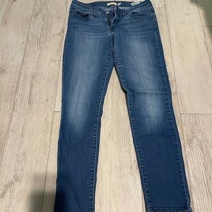 Levi jeans size 28